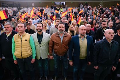 El presidente de Vox, Santiago Abascal (en el centro), entre Jordi de la Fuente, nuevo secretario general de Solidaridad (a la izquierda, con chaqueta gris), y Rodrigo Alonso, que ahora abandona el cargo (a la derecha, con chaqueta azul).