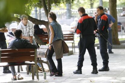 Dos <b><i>ertzainas</b></i> identificaban ayer a varias personas en San Sebastián.