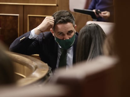 El líder de Vox, Santiago Abascal, conversa en una sesión plenaria en el Congreso de los Diputados.