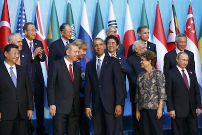 Varios líderes del Grupo de los 20 bromean antes de la foto de familia de la cumbre celebrada en la ciudad de Antalya.
