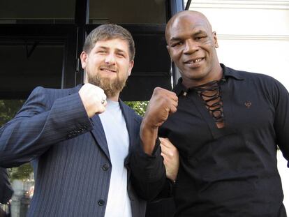 El líder checheno Ramzán Kadyrov y el boxeador Mike Tyson en una imagen tomada en 2006.