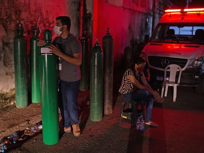 Um homem segura um cilindro de oxigênio em Manaus na última sexta-feira, 15 de janeiro. Familiares de pessoas hospitalizadas tiveram que comprar insumo para suprir falta nos hospitais.
