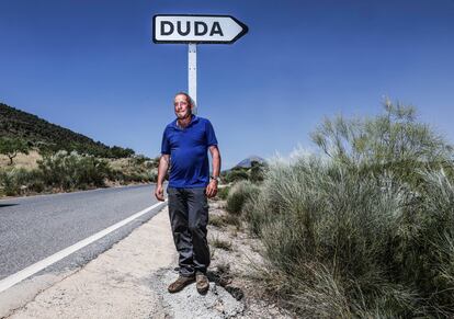 El pastor Domingo González posa delante de la señal que conduce a su pueblo: Duda (Granada).