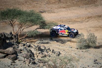 Carlos Sainz y su copiloto Lucas Cruz, durante la etapa prólogo celebrada este sábado en torno a Yedda (Arabia Saudí).