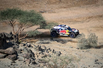 Carlos Sainz y su copiloto Lucas Cruz, durante la etapa prólogo celebrada este sábado en torno a Yedda (Arabia Saudí).