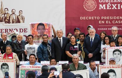 Andrs Manuel Lpez Obrador (centro) junto a familiares de los 43 jvenes normalistas desaparecidos, al comienzo de su mandato en diciembre de 2018.