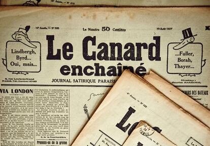 Ejemplares antiguos de 'Le Canard Enchaîné', semanario satírico y azote de la clase política francesa.