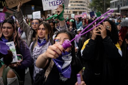 Esta marcha se suma a los miles de mujeres que salieron a las calles en las principales ciudades de América Latina. 