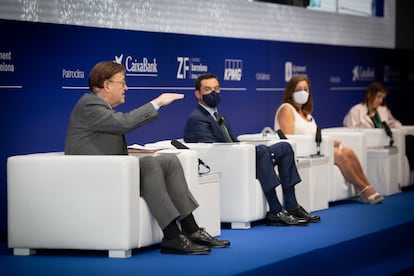 Los presidentes de la Generalitat valenciana, Ximo Puig; de la Junta de Andalucía, Juanma Moreno; y la presidenta de Balerares, Francina Armengol, este jueves en Barcelona.