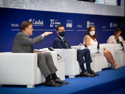 Los presidentes de la Generalitat valenciana, Ximo Puig; de la Junta de Andalucía, Juanma Moreno; y la presidenta de Balerares, Francina Armengol, este jueves en Barcelona.