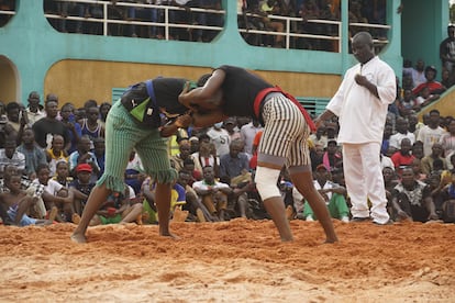 Two traditional fighting athletes compete at the National Culture Week on May 2 in Bobo-Dioulasso.