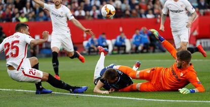 Vaclík intenta atrapar el balón con la ayuda de Mercado tras una llegada de Lulic.