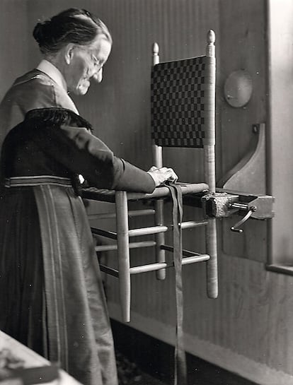 La hermana Sarah Collins tejiendo el asiento de una silla en 1935.