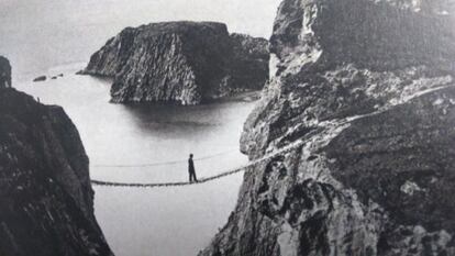 Foto de portada del libro &#039;Passeres&#039;, sobre el Carrick-a-rede rope bridge, Irlanda. 