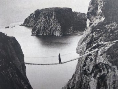 Foto de portada del libro &#039;Passeres&#039;, sobre el Carrick-a-rede rope bridge, Irlanda. 