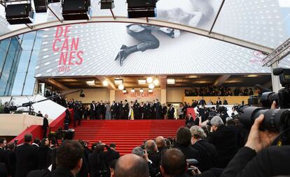 Zoe Saldana, Billy Crudup, Noah Emmerich, Guillaume Canet, Clive Owen, Marion Cotillard, Jamie Hector, Lili Taylor, Domenick Lombardozzi y Mark Mahoney atienden a la prensa durante el estreno de 'Blood Ties' en Cannes.