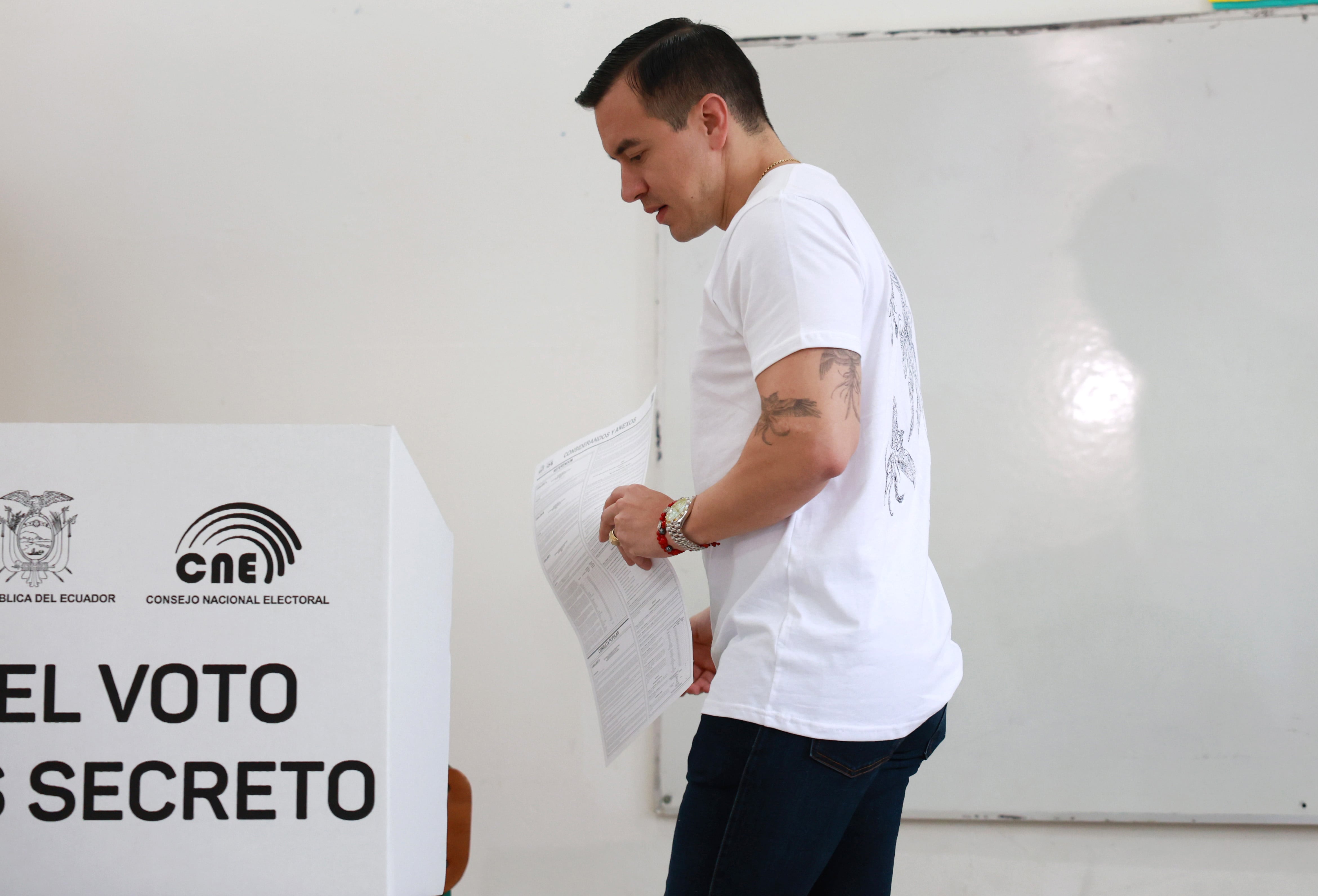 Noboa reconfigura su Gobierno tras el batacazo del referéndum constitucional