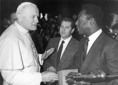 O papa João Paulo II conversa com Pelé durante uma audiência privada no Vaticano em 1987.