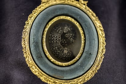 Brazalete trenzado con cabellos de Maria Antonieta y Luís XVI.
