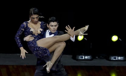 Los colombianos Valentín Arias Delgado y Diana Paola Franco, durante su ejercicio en la categoría de 'tango de escenario'.