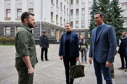 El presidente de Ucrania, Volodimir Zelenski; la primera ministra de Dinamarca, Mette Frederiksen, y el presidente del Gobierno, Pedro Sánchez, se saludan antes de reunirse, a 21 de abril de 2022, en Kiev (Ucrania).