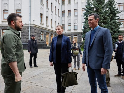 El presidente de Ucrania, Volodimir Zelenski; la primera ministra de Dinamarca, Mette Frederiksen, y el presidente del Gobierno, Pedro Sánchez, se saludan antes de reunirse, a 21 de abril de 2022, en Kiev (Ucrania).