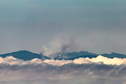 La información recabada en la investigación inicial apunta a que el presunto causante del fuego se encontraba utilizando maquinaria de soldadura en una vivienda ubicada en las inmediaciones de la carretera GC-21, a la altura del Cruce de las Peñas, en un terreno abierto y de monte bajo, cuando por una presunta imprudencia suya se iniciaron las llamas. En la imagen, tomada este domingo desde la isla de Tenerife, se observa la columna de humo del incendio declarado en Artenara, en la vecina Gran Canaria.