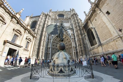 Una réplica del Giraldillo preside la Puerta de San Cristóbal, punto de acceso a la Catedral de Sevilla.