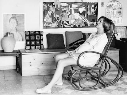 La escritora y periodista Montserrat Roig, amiga ntima de Aymerich, fotografiada en su casa de Barcelona en 1970. Estaba embarazada de su primer hijo, Roger.