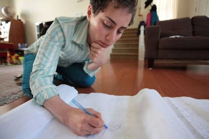 Maryam Mirzakhani ideando nuevas fórmulas, resolviendo nuevas conjeturas e imaginando otro mundo donde las distancias son hiperbólicas (y no euclídeas).