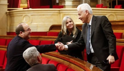 El presidente del grupo parlamentario de Socialistes Units per Avançar, Miquel Iceta (i) saluda al diputado de JxCat Ferran Mascarell (d)