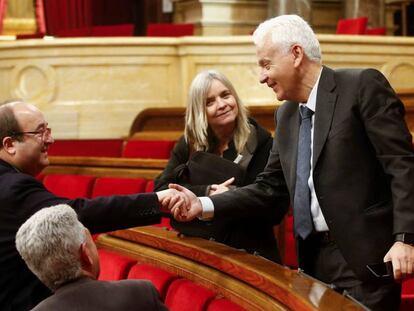 El presidente del grupo parlamentario de Socialistes Units per Avançar, Miquel Iceta (i) saluda al diputado de JxCat Ferran Mascarell (d)