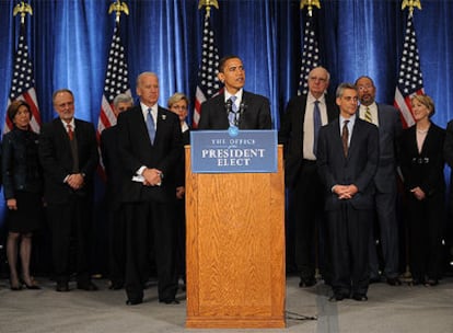 El presidente electo de EE UU, Barack Obama, habla con la prensa en su primera comparecencia ante los medios, esta tarde en Chicago