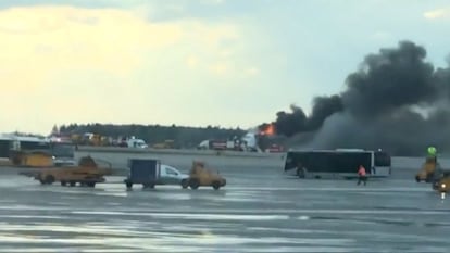 "El avión informó de un problema a bordo y se dispuso a efectuar un aterrizaje de emergencia. No lo consiguió en el primer intento y en el segundo el tren de aterrizaje impactó contra la pista, al igual el morro de aparato, y se produjo el incendio", detalló la fuente a Interfax. En la imagen, el dispositivo de emergencia rodea al avión siniestrado.