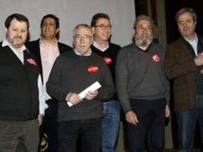 Los secretarios generales, de USO, Julio Salazar (i); de CCOO, Ignacio Fernández Toxo (3i), y de UGT, Cándido Méndez (2d), junto a los secretarios generales de Madrid, de USO, Javier Blanco (2i); de CCOO, Jaime Cedrún (3d), y de CCOO, José Ricardo Martínez (d), durante el acto sindical que se celebra hoy en el Ateneo de Madrid con motivo de la Jornada de Acción Europea convocada por la Confederación Europea de Sindicatos (CES) por el empleo y el crecimiento.