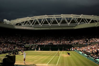 Las nubes de tormenta se acercan a la pista central de Wimbledon, durante la final entre Rafa Nadal y Roger Federer, el 6 de julio de 2008.