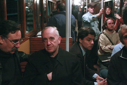 Fotograf&iacute;a del a&ntilde;o 2008 del entonces cardenal Jorge Mario Bergoglio viajando en el metro de Buenos Aires, Argentina. 