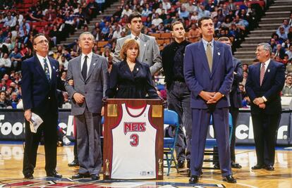 Los New Jersey Nets retiran la camiseta del jugador croata antes de un partido contra los Indiana Pacers el 11 de noviembre de 1993 como homenaje al jugador fallecido el 7 de junio de ese mismo año en un accidente de coche.