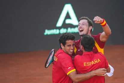 Munar y Martínez felicitan a Carreño.