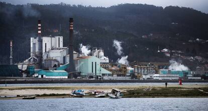 Vista de la planta de Ence en la ría de Pontevedra. 