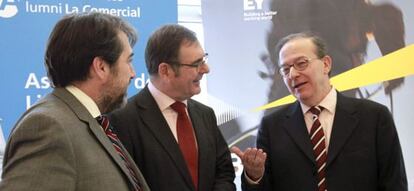  El director general del Fondo de Reestructuración Ordenada Bancaria (FROB), Antonio Carrascosa, a la derecha, conversa con los miembros de Deusto Business Alumni, Agustín Garmendia (centro), y Arturo Derteano. 