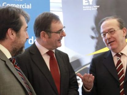  El director general del Fondo de Reestructuración Ordenada Bancaria (FROB), Antonio Carrascosa, a la derecha, conversa con los miembros de Deusto Business Alumni, Agustín Garmendia (centro), y Arturo Derteano. 