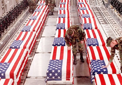 Imagen sin datar de féretros de soldados estadounidenses muertos en Irak llegando a bordo de un avión a la base de Dover, Delaware. La administración Bush mantuvo la prohibición de hacer fotos a féretros en instalaciones militares, para evitar imágenes como esta.