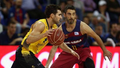 Navarro ante Bassa, en el último duelo ante Tenerife en el Palau.