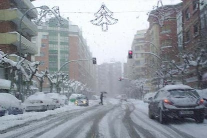 Este es el aspecto que presentaba Miranda de Ebro en la tarde del jueves. Ni los motivos navideños, que todavía estaban presentes en la ciudad, se libraron del temporal. (CARMEN MARÍN)