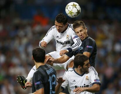 Cristiano Ronaldo con el jugador del Manchester City Matija Nastasic.