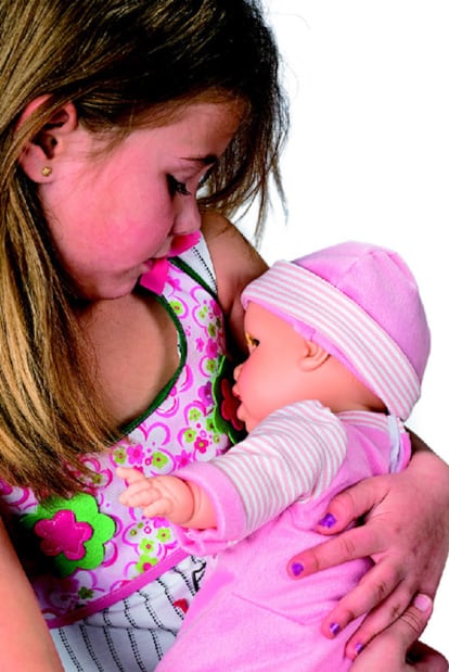 Una niña, con su Bebé Glotón.