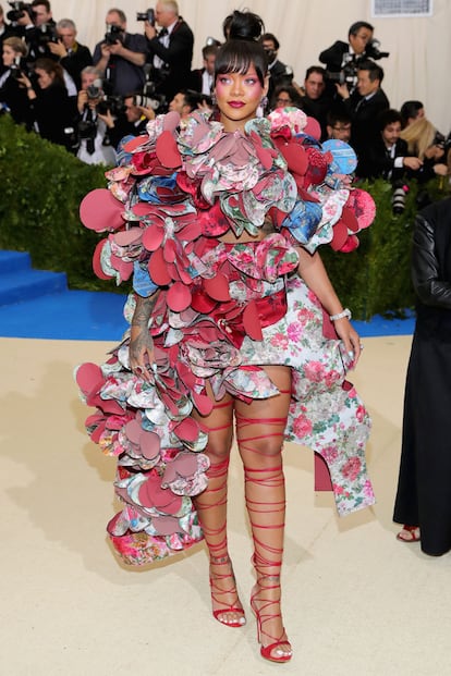 Rihanna respetó al máximo la temática de la gala y lució este modelo de la homenajeada Rei Kawakubo para Comme des Garçons.