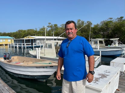 Roberto Hernández con su pequeña embarcación