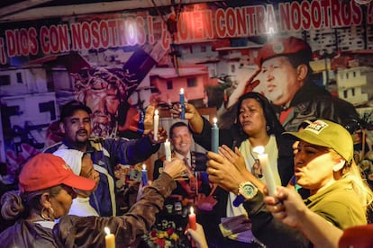 Venezolanos ponen velas en una capilla, en Caracas, el 5 de marzo de 2015.